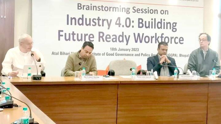 फ्यूचर रेडी वर्क फोर्स तैयार करने के लिए तकनीकी के साथ पारंपरिक ज्ञान को एकीकृत करना होगा